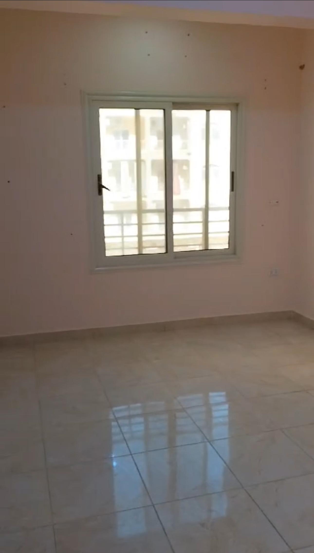 1518 3 bedroom flat in Hadaba, behind supermarket Metro